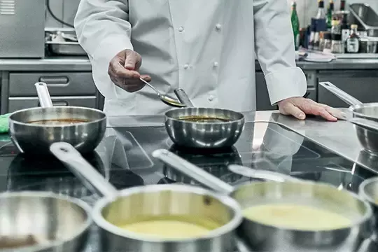 Suppe klären für das perfekte Menü: So geht es ganz einfach