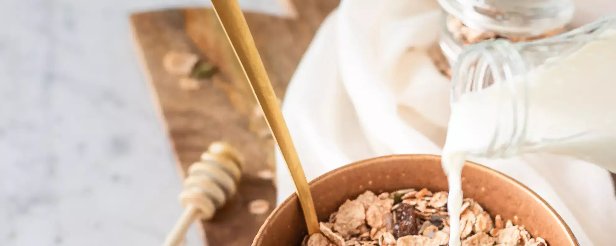 So kannst du ganz einfach Hafermilch selber machen